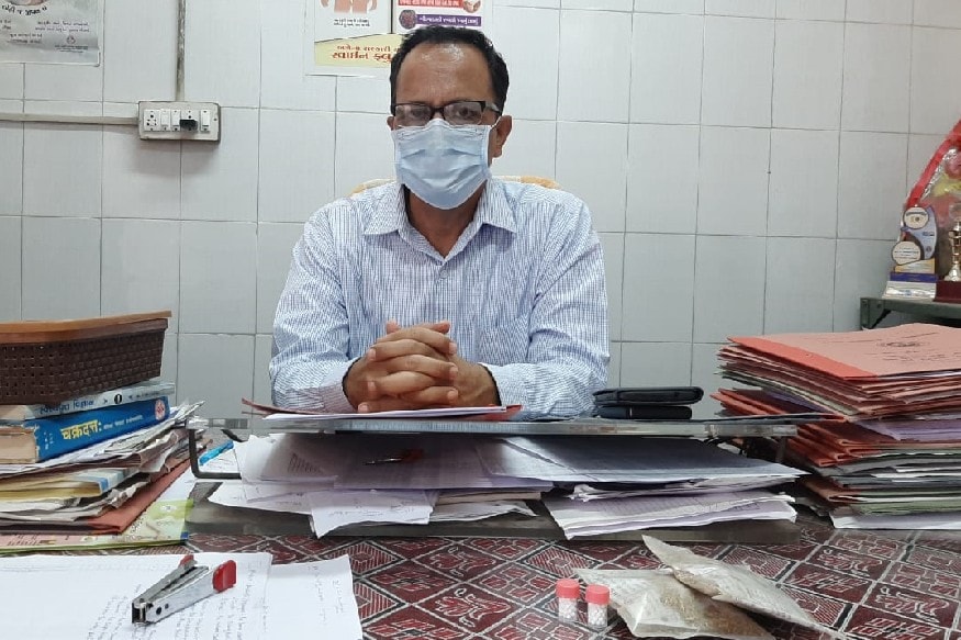 મળતી માહિતી પ્રમાણે આયુર્વેદિક શાખા અમદાવાદ જિલ્લા પંચાયત દ્વારા 47 લાખ લોકોને ઉકાળા પીવડાવ્યા છે. સાથે હોમિયોપેથી દવા અપાય છે. આ મામલે અમદાવાદ જિલ્લા આયુર્વેદ અધિકારી ડોક્ટર એચ.એમ. જોષીએ જણાવ્યું હતું કે, કોરોનામાં લોકોની રોગપ્રતિકારક શક્તિ વધારવા માટેના આયુર્વેદિક અને હોમિયોપેથિક દવાનું પરિણામ યોગ્ય મળતા સરકાર તરફથી સિવિલ હૉસ્પિટલ, સોલા સિવિલ અને એસવીપી હૉસ્પિટલમાં આયુર્વેદિક અને હોમિયોપેથી દવા આપવા માટે સેવા શરૂ કરવામાં આવી છે. મળતી માહિતી પ્રમાણે આયુર્વેદિક શાખા અમદાવાદ જિલ્લા પંચાયત દ્વારા 47 લાખ લોકોને ઉકાળા પીવડાવ્યા છે. સાથે હોમિયોપેથી દવા અપાય છે. આ મામલે અમદાવાદ જિલ્લા આયુર્વેદ અધિકારી ડોક્ટર એચ.એમ. જોષીએ જણાવ્યું હતું કે, કોરોનામાં લોકોની રોગપ્રતિકારક શક્તિ વધારવા માટેના આયુર્વેદિક અને હોમિયોપેથિક દવાનું પરિણામ યોગ્ય મળતા સરકાર તરફથી સિવિલ હૉસ્પિટલ, સોલા સિવિલ અને એસવીપી હૉસ્પિટલમાં આયુર્વેદિક અને હોમિયોપેથી દવા આપવા માટે સેવા શરૂ કરવામાં આવી છે.