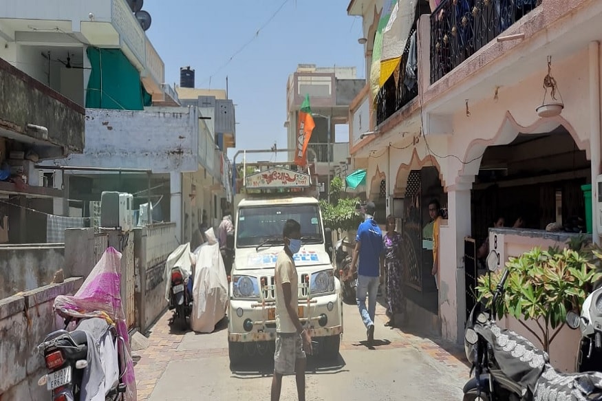 અમદાવાદ શહેર વિરાટનગરના મહિલા ભાજપ કાઉન્સિલર (BJP Woman councilors) મિનાબહેન પંચાલ દ્વારા તેમના વિસ્તારમાં સેનિટાઇઝરની (Sanitizer) કામગીરી કરી હતી. સોશિયલ મીડિયામા (social media) ફોટા વાયરસ (viral) થયા હતા કે મિનાબહેન પંચાલ દ્વારા ભાજપના ઝંડાઓ સેનિટાઇઝર ગાડીમાં લગાવામા આવ્યાહતા . જે સોશિયલ મિડીયામા ચર્ચાનો વિશેષ અને વિવાદ ઉભો કર્યો છે. અમદાવાદ શહેર વિરાટનગરના મહિલા ભાજપ કાઉન્સિલર (BJP Woman councilors) મિનાબહેન પંચાલ દ્વારા તેમના વિસ્તારમાં સેનિટાઇઝરની (Sanitizer) કામગીરી કરી હતી. સોશિયલ મીડિયામા (social media) ફોટા વાયરસ (viral) થયા હતા કે મિનાબહેન પંચાલ દ્વારા ભાજપના ઝંડાઓ સેનિટાઇઝર ગાડીમાં લગાવામા આવ્યાહતા . જે સોશિયલ મિડીયામા ચર્ચાનો વિશેષ અને વિવાદ ઉભો કર્યો છે.