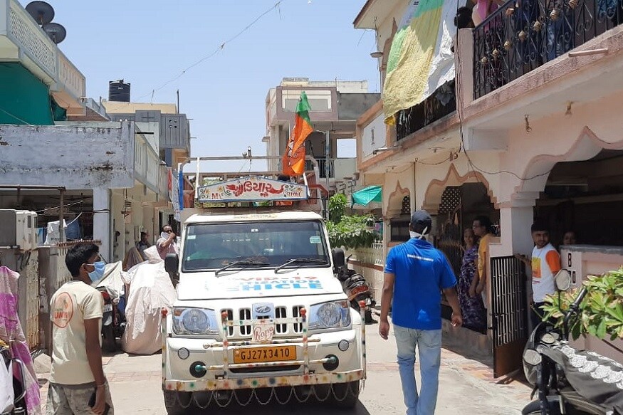 અમદાવાદ શહેર કોરોના વાયરસના (coronavirus) સંક્રમણમાં દેશના અન્ય રાજ્યો અને શહેરમાં ટોપ ત્રણમાં સ્થાન મેળવ્યું છે. મોતના આંકડાઓમાં પણ મુંબઇ બાદ અમદાવાદ (Ahmedabad) શહેરનો સમાવેશ થયો છે . શહેરમાં સરેરાશ 250થી વધુ નવા કેસ દરરોજ નોધાઇ રહ્યા છે . ત્યાર આ કેસપર નિયંત્રણ લેવાવા માટે તંત્ર અનેક પગલાઓ લઇ રહી છે . પરંતુ કેટલાક નેતાઓ સેવા કામગીરી અને તંત્રની કામગીરીમાં પણ રાજકીયલાભ લેવાનું છોડતા નથી (પ્રણવ પટેલ, અમદાવાદ) અમદાવાદ શહેર કોરોના વાયરસના (coronavirus) સંક્રમણમાં દેશના અન્ય રાજ્યો અને શહેરમાં ટોપ ત્રણમાં સ્થાન મેળવ્યું છે. મોતના આંકડાઓમાં પણ મુંબઇ બાદ અમદાવાદ (Ahmedabad) શહેરનો સમાવેશ થયો છે . શહેરમાં સરેરાશ 250થી વધુ નવા કેસ દરરોજ નોધાઇ રહ્યા છે . ત્યાર આ કેસપર નિયંત્રણ લેવાવા માટે તંત્ર અનેક પગલાઓ લઇ રહી છે . પરંતુ કેટલાક નેતાઓ સેવા કામગીરી અને તંત્રની કામગીરીમાં પણ રાજકીયલાભ લેવાનું છોડતા નથી (પ્રણવ પટેલ, અમદાવાદ)
