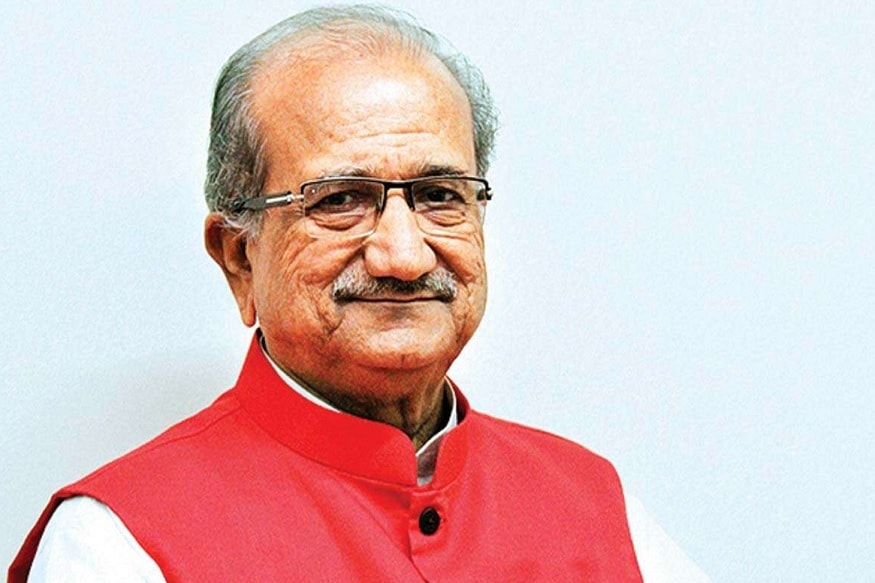 ગાંધીનગર : રાજ્યમાં (gujarat)માં તમામ યૂનિવર્સિટીઓ દ્વારા અંતિમ વર્ષમાં (final year UG) અભ્યાસ કરતા વિદ્યાર્થીઓની પરીક્ષા લેવામાં આવવાનાર હતી. આજે મળેલી રાજ્યની કેબિનેટની બેઠક (cabinate meeting of gujarat)માં આ નિર્ણય લેવામાં આવ્યો હતો. શિક્ષણ મંત્રી ભુપેન્દ્રસિંહ ચુડાસમા (Bhupendrasinh chudasama)એ માહિતી આપી હતી. જોકે, ભારત સરકારમાંથી શિક્ષણ વિભાગના સચિવ દ્વારા રાજ્ય સરકારને સૂચના આપવામાં આવી છે કે હાલ આ પરીક્ષાઓ મોકૂફ રાખવામાં આવે અને પછી નવી તારીખો જાહેર કરી પરીક્ષાઓ લેવામાં આવે (ફાઇલ તસવીર) ગાંધીનગર : રાજ્યમાં (gujarat)માં તમામ યૂનિવર્સિટીઓ દ્વારા અંતિમ વર્ષમાં (final year UG) અભ્યાસ કરતા વિદ્યાર્થીઓની પરીક્ષા લેવામાં આવવાનાર હતી. આજે મળેલી રાજ્યની કેબિનેટની બેઠક (cabinate meeting of gujarat)માં આ નિર્ણય લેવામાં આવ્યો હતો. શિક્ષણ મંત્રી ભુપેન્દ્રસિંહ ચુડાસમા (Bhupendrasinh chudasama)એ માહિતી આપી હતી. જોકે, ભારત સરકારમાંથી શિક્ષણ વિભાગના સચિવ દ્વારા રાજ્ય સરકારને સૂચના આપવામાં આવી છે કે હાલ આ પરીક્ષાઓ મોકૂફ રાખવામાં આવે અને પછી નવી તારીખો જાહેર કરી પરીક્ષાઓ લેવામાં આવે (ફાઇલ તસવીર)