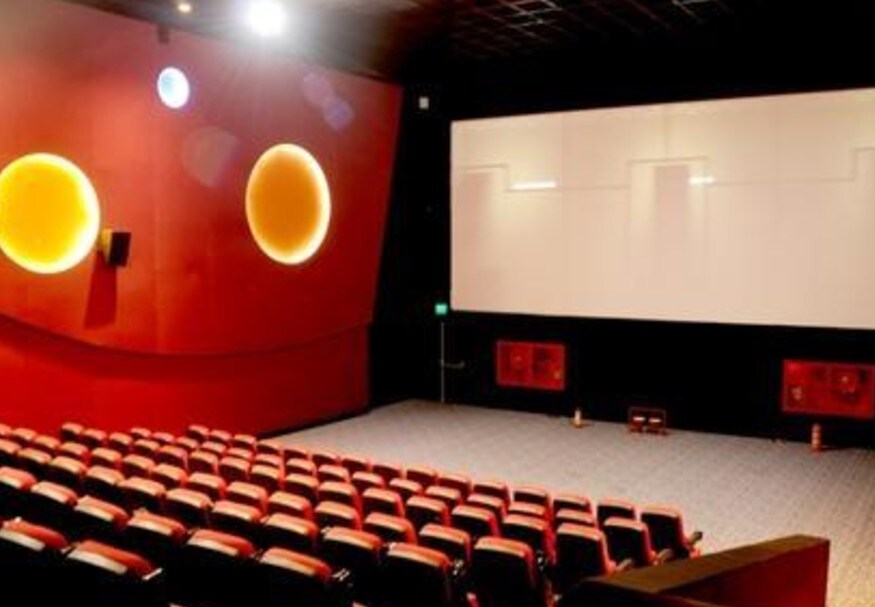 સિનેમાહૉલમાં બેસવાના નિયમો : અજય બિજલીએ વધુમાં જણાવ્યું કે સિનેમાહૉલમાં બેસવા માટે અમુક ફેરફાર કરવામાં આવશે. જેમાં પરિવારને એક સાથે બેસાડવામાં આવશે. જ્યારે બીજા લોકોને બેસાડવા માટે અંતર જાળવવામાં આવશે. લૉકડાઉન બાદ ઝડપથી ફિલ્મો રિલીઝ થઈ શકે છે. જ્યારે તમામ લોકો માટે ઓટીટી પ્લેટફૉર્મ પર ફિલ્મ રિલીઝ કરવાની કામ સરળ નથી. સિનેમાહૉલમાં બેસવાના નિયમો : અજય બિજલીએ વધુમાં જણાવ્યું કે સિનેમાહૉલમાં બેસવા માટે અમુક ફેરફાર કરવામાં આવશે. જેમાં પરિવારને એક સાથે બેસાડવામાં આવશે. જ્યારે બીજા લોકોને બેસાડવા માટે અંતર જાળવવામાં આવશે. લૉકડાઉન બાદ ઝડપથી ફિલ્મો રિલીઝ થઈ શકે છે. જ્યારે તમામ લોકો માટે ઓટીટી પ્લેટફૉર્મ પર ફિલ્મ રિલીઝ કરવાની કામ સરળ નથી.