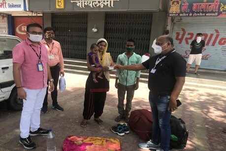 સુરત: કોગ્રેસના કોર્પોરેટરોની માનવતા, ઘરબાર વગર રખડી રહેલા યુપીના પરિવારને વતન મોકલ્યો સુરત: કોગ્રેસના કોર્પોરેટરોની માનવતા, ઘરબાર વગર રખડી રહેલા યુપીના પરિવારને વતન મોકલ્યો