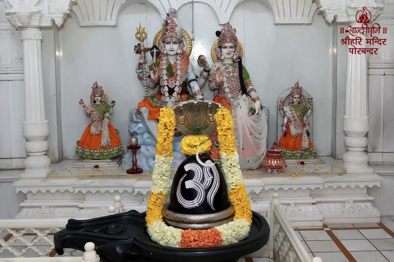 શિવલિંગના અભિષેક સમયે ચઢાવવામાં આવતા ગંગાજળ, ફૂલ, જળ ,દૂધ તેમજ પંચામૃત જેવી દરેક વસ્તુઓ શિવલિંગ પરથી પસાર થઈને ગર્ભગૃહની પાછળના ભાગમાં જમણી તરફ એક નાની પાતળી પાળી બહાર જતી હોય છે. જે ગૌમુખી તરીકે ઓળખાય છે. જેમાથી નીકળતું દરેક પ્રવાહીને પવિત્ર માનવામાં આવે છે અને મોટાભાગે લોકો તેમાંથી ચરણામૃત તરીકે લેતા હોય છે. શિવલિંગના અભિષેક સમયે ચઢાવવામાં આવતા ગંગાજળ, ફૂલ, જળ ,દૂધ તેમજ પંચામૃત જેવી દરેક વસ્તુઓ શિવલિંગ પરથી પસાર થઈને ગર્ભગૃહની પાછળના ભાગમાં જમણી તરફ એક નાની પાતળી પાળી બહાર જતી હોય છે. જે ગૌમુખી તરીકે ઓળખાય છે. જેમાથી નીકળતું દરેક પ્રવાહીને પવિત્ર માનવામાં આવે છે અને મોટાભાગે લોકો તેમાંથી ચરણામૃત તરીકે લેતા હોય છે.