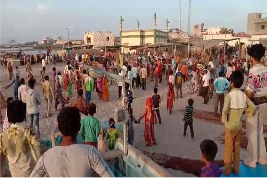 મળતી માહિતી પ્રમાણે ગીર સોમનાથ જિલ્લાના સુત્રાપાડાના ધામળેજ બંદરે એક કોમના બે જૂથો આમને સામને આવી ગયા હતા. સુત્રોના જણાવ્યા પ્રમાણે કોઈ કારણોસર બે જૂથો લાકડીઓ અને અન્ય હથિયારો લઇને આમને સામને આવી ગયા હતા. મળતી માહિતી પ્રમાણે ગીર સોમનાથ જિલ્લાના સુત્રાપાડાના ધામળેજ બંદરે એક કોમના બે જૂથો આમને સામને આવી ગયા હતા. સુત્રોના જણાવ્યા પ્રમાણે કોઈ કારણોસર બે જૂથો લાકડીઓ અને અન્ય હથિયારો લઇને આમને સામને આવી ગયા હતા.