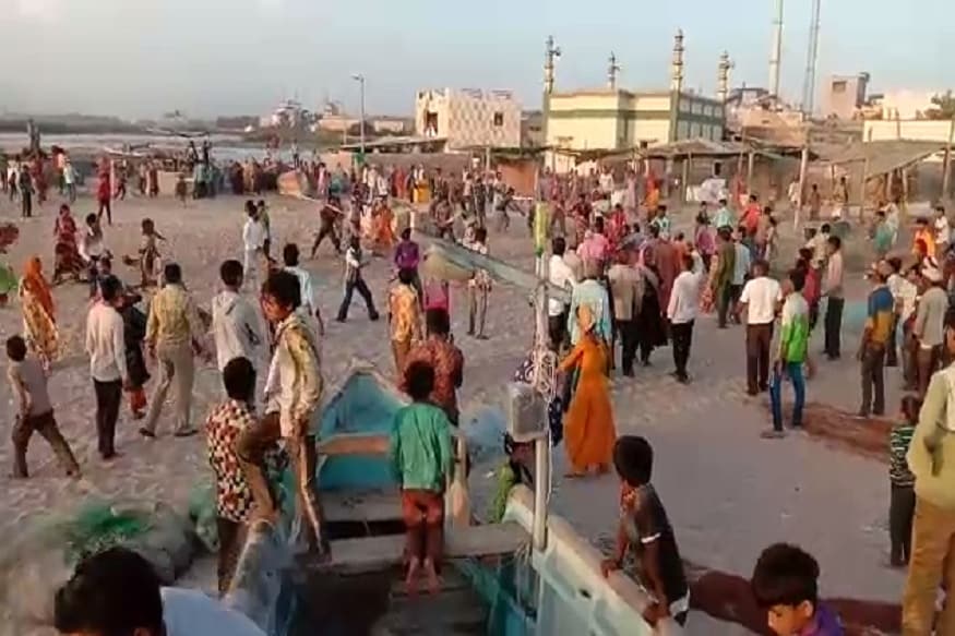 આ જૂથઅથડામણમાં એક વ્યક્તિનું મોત નીપજ્યું હતું. જ્યારે ત્રણ લોકો ઈજાગ્રસ્ત થયા હતા. આ અંગે જાણ થતાં પોલીસ ઘટના સ્થળે પહોંચી હતી અને સ્થિતિને કાબુમાં લીધી હોવાની સુત્રોએ જણાવ્યું હતું. આ જૂથઅથડામણમાં એક વ્યક્તિનું મોત નીપજ્યું હતું. જ્યારે ત્રણ લોકો ઈજાગ્રસ્ત થયા હતા. આ અંગે જાણ થતાં પોલીસ ઘટના સ્થળે પહોંચી હતી અને સ્થિતિને કાબુમાં લીધી હોવાની સુત્રોએ જણાવ્યું હતું.