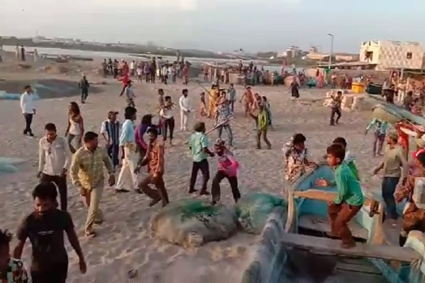 વધુ મળતી માહિતી પ્રમાણે મૃતકની લાશને પોસ્ટમોર્ટમ અર્થે અને ઈજાગ્રસ્ત ત્રણ લોકોને કોડીનાર સરકારી હોસ્પિટલમાં ખસેડવામાં આવ્યા હતા. આ સમગ્ર ઘટનાને નજીકના એક વ્યક્તિ પોતાના કેમેરામાં કેદ કરી હતી. વધુ મળતી માહિતી પ્રમાણે મૃતકની લાશને પોસ્ટમોર્ટમ અર્થે અને ઈજાગ્રસ્ત ત્રણ લોકોને કોડીનાર સરકારી હોસ્પિટલમાં ખસેડવામાં આવ્યા હતા. આ સમગ્ર ઘટનાને નજીકના એક વ્યક્તિ પોતાના કેમેરામાં કેદ કરી હતી.