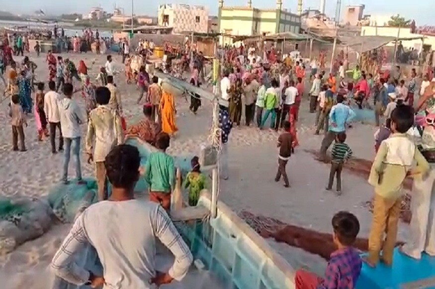 ગીર સોમનાથઃ અત્યારે સમગ્ર ગુજરાતમાં (Gujarat) કોરોના વાયરસના (coronavirus) કારણે લોકડાઉન (lockdown) ચાલું છે. ત્યારે લોકો પોતાના પરિવાર સાથે ઘરોમાં બંધ છે. જોકે, કેટલાક એવા લોકો છે જેઓ લોકડાઉનનો સરેઆમ ભંગ કરી રહ્યા છે. આવી જ દ્રશ્યો ગીર સોમનાથમાં જોવા મળ્યા હતા. ગીર સોમનાથના જિલ્લાના સુત્રાપાડના ધામળેજ બંદરે એક જ કોમના બે જૂથો વચ્ચે ધીંગાણું સર્જાયું હતું. આ સાથે જ લોકડાઉનના ધજાગરા ઉડ્યા હતા. આ ધીંગાણું લોહિયાળ બન્યું હતું. આ અથડામણમાં (clash) એક વ્યક્તિનું મોત નીપજ્યું હતું. જ્યારે ત્રણ લોકો ઈજાગ્રસ્ત થયા હતા. ગીર સોમનાથઃ અત્યારે સમગ્ર ગુજરાતમાં (Gujarat) કોરોના વાયરસના (coronavirus) કારણે લોકડાઉન (lockdown) ચાલું છે. ત્યારે લોકો પોતાના પરિવાર સાથે ઘરોમાં બંધ છે. જોકે, કેટલાક એવા લોકો છે જેઓ લોકડાઉનનો સરેઆમ ભંગ કરી રહ્યા છે. આવી જ દ્રશ્યો ગીર સોમનાથમાં જોવા મળ્યા હતા. ગીર સોમનાથના જિલ્લાના સુત્રાપાડના ધામળેજ બંદરે એક જ કોમના બે જૂથો વચ્ચે ધીંગાણું સર્જાયું હતું. આ સાથે જ લોકડાઉનના ધજાગરા ઉડ્યા હતા. આ ધીંગાણું લોહિયાળ બન્યું હતું. આ અથડામણમાં (clash) એક વ્યક્તિનું મોત નીપજ્યું હતું. જ્યારે ત્રણ લોકો ઈજાગ્રસ્ત થયા હતા.