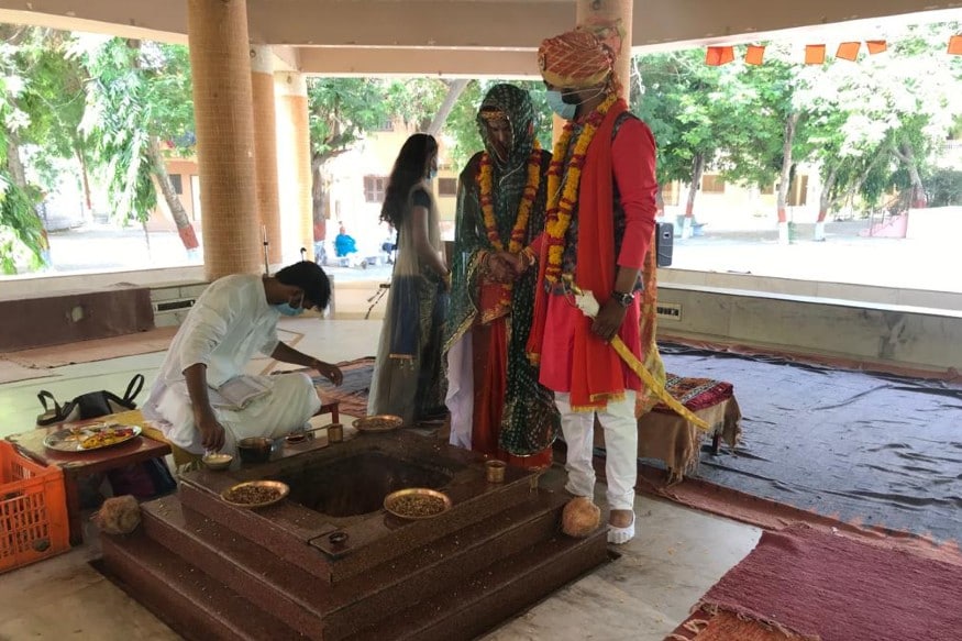 મહિલા એલઆરડીએ લગ્નની એક જ દિવસની રજા રાખી હતી. લગ્ન થયાં હોય મહેંદી સાથેના હાથે તેઓ સમયસર પોતાની પોલીસ તરીકેની ફરજ બજાવવા વાંકાનેર તાલુકા પોલીસ મથક ખાતે ફરજ પર હાજર થયા હતાં અને તેઓએ પોતાની અંગત જીવન કરતા પોતાની ફરજને પ્રાથમિકતા આપી હતી. મહિલા એલઆરડીએ લગ્નની એક જ દિવસની રજા રાખી હતી. લગ્ન થયાં હોય મહેંદી સાથેના હાથે તેઓ સમયસર પોતાની પોલીસ તરીકેની ફરજ બજાવવા વાંકાનેર તાલુકા પોલીસ મથક ખાતે ફરજ પર હાજર થયા હતાં અને તેઓએ પોતાની અંગત જીવન કરતા પોતાની ફરજને પ્રાથમિકતા આપી હતી.
