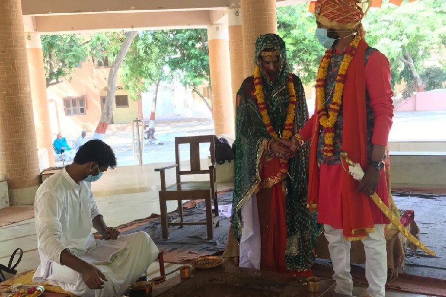 જોકે, આ મહિલા પોલીસ કર્મચારીએ હાલના કોરોના વાયરસની મહામારીને લઈને લાગૂ કરાયેલા લૉકડાઉનમાં પોતાની પોલીસ તરીકેની જવાબદારી મહત્ત્વની સમજીને સરકાર તરફથી મળેલી લગ્નની રજા પર સ્વેચ્છાએ કાપ મૂક્યો હતો. જોકે, આ મહિલા પોલીસ કર્મચારીએ હાલના કોરોના વાયરસની મહામારીને લઈને લાગૂ કરાયેલા લૉકડાઉનમાં પોતાની પોલીસ તરીકેની જવાબદારી મહત્ત્વની સમજીને સરકાર તરફથી મળેલી લગ્નની રજા પર સ્વેચ્છાએ કાપ મૂક્યો હતો.