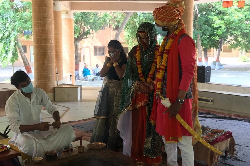 અતુલ જોશી મોરબી : કોઈપણ વ્યક્તિ માટે લગ્ન (Indian Marriage) પ્રસંગથી નવા જીવનની શરૂઆત થતી હોય છે. દાંમ્પત્યજીવન (Marriage Life) માટે અનેક અરમાનો અને સપનાઓ હોય છે. પણ લગ્ન કરીને તમામ અરમાનો અને સપનાઓનો ત્યાગ કરીને મુશ્કેલી વખતે પોતાની ફરજના પ્રાધાન્ય આપે તે જ સાચો ફરજનિષ્ઠ કર્મચારી કહેવાય. આવી જ ફરજનિષ્ઠા વાંકાનેર તાલુકા પોલીસ મથકના મહિલા પોલીસ (Wankaner Police) કર્મચારીએ દર્શાવી છે. અતુલ જોશી મોરબી : કોઈપણ વ્યક્તિ માટે લગ્ન (Indian Marriage) પ્રસંગથી નવા જીવનની શરૂઆત થતી હોય છે. દાંમ્પત્યજીવન (Marriage Life) માટે અનેક અરમાનો અને સપનાઓ હોય છે. પણ લગ્ન કરીને તમામ અરમાનો અને સપનાઓનો ત્યાગ કરીને મુશ્કેલી વખતે પોતાની ફરજના પ્રાધાન્ય આપે તે જ સાચો ફરજનિષ્ઠ કર્મચારી કહેવાય. આવી જ ફરજનિષ્ઠા વાંકાનેર તાલુકા પોલીસ મથકના મહિલા પોલીસ (Wankaner Police) કર્મચારીએ દર્શાવી છે.