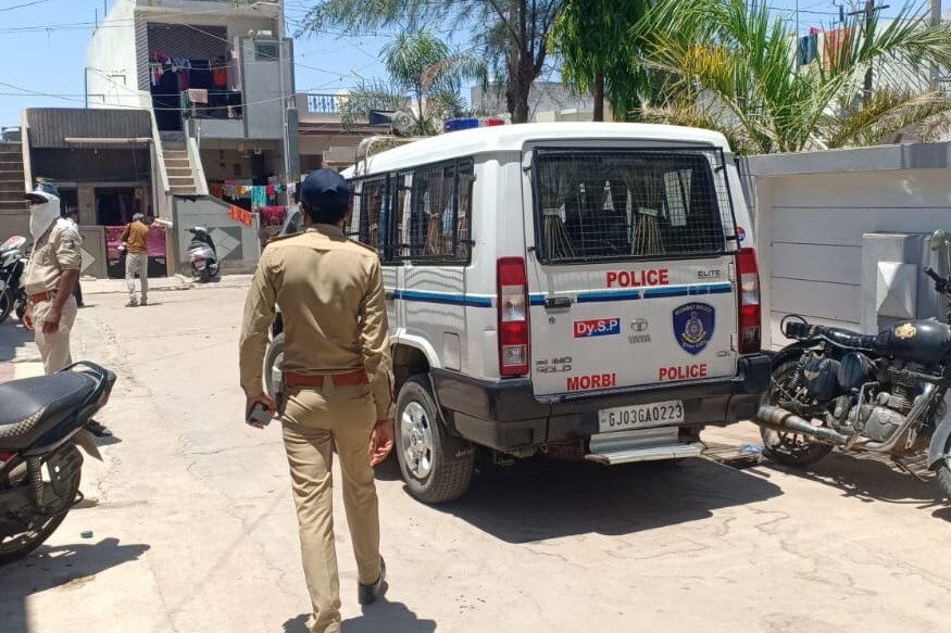 બનાવની જાણ થતાની સાથે જ મોરબી ડીવાયએસપી રાધિકા ભારાઈ, એ ડિવિઝન PI આર. જે. ચૌધરી સહિતનો પોલીસ કાફલો તાબડતોબ બનાવ સ્થળે પહોંચી ગયો હતો. પોલીસે એફએસએલની મદદ લઈને જીણવટભરી તપાસ હાથ ધરી છે. બનાવની જાણ થતાની સાથે જ મોરબી ડીવાયએસપી રાધિકા ભારાઈ, એ ડિવિઝન PI આર. જે. ચૌધરી સહિતનો પોલીસ કાફલો તાબડતોબ બનાવ સ્થળે પહોંચી ગયો હતો. પોલીસે એફએસએલની મદદ લઈને જીણવટભરી તપાસ હાથ ધરી છે.