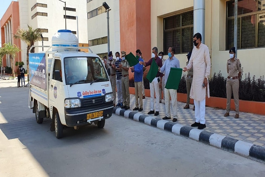 મોરબી જિલ્લા પોલીસ (Morbi jilla police) દ્વારા પોલીસ સહિતના સુરક્ષકર્મીઓને કારોનાથી રક્ષણ આપવા માટે હેડ વોશ વાહન બનાવવામાં આવ્યું છે. જેમાં 40 જેટલા પોઈન્ટ ઉપર જીવના જોખમે લોકડાઉનની ફરજ નિભવતા પોલીસ, જીઆરડી તેમજ હોમગાર્ડના જવાનોને કોરોના સામે રક્ષણ મળી રહે તે માટે આ વાહન મારફત દરરોજ દર બે કલાકે હેન્ડ વોશ કરાવવામાં આવશે. મોરબી જિલ્લા પોલીસ (Morbi jilla police) દ્વારા પોલીસ સહિતના સુરક્ષકર્મીઓને કારોનાથી રક્ષણ આપવા માટે હેડ વોશ વાહન બનાવવામાં આવ્યું છે. જેમાં 40 જેટલા પોઈન્ટ ઉપર જીવના જોખમે લોકડાઉનની ફરજ નિભવતા પોલીસ, જીઆરડી તેમજ હોમગાર્ડના જવાનોને કોરોના સામે રક્ષણ મળી રહે તે માટે આ વાહન મારફત દરરોજ દર બે કલાકે હેન્ડ વોશ કરાવવામાં આવશે.