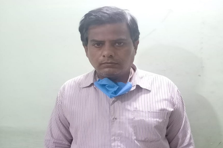 અમદાવાદઃ દેશમાં કોરોના વાયરસને (coronavirus) લઈ લોકો ચિંતામાં છે અને બિહાર, up, ઝારખંડ સહિત અન્ય રાજ્યોના શ્રમિક (migrant) જે ગુજરાતમાં છે. તે લોકો પોતાના વતનમાં જવા માટે લાંબી લાંબી લાઈનોમાં ઉભા રહી રાહ જોતા હોય છે. ત્યારે આવા સમયે પણ કેટલાક લોકો આ લોકોની મજબૂરીનો ફાયદો ઉપાડી તેમને ઠગી રહ્યાં છે. શ્રમિકો સાથે કૌભાંડ કરનાર 3 લોકોની રામોલ પોલીસે ધરપકડ કરી છે. અને જેમાં 3 લાખનું કૌભાંડ સામે આવ્યું છે. (નવીન ઝા, અમદાવાદ) (આરોપીઓની તસવીર) અમદાવાદઃ દેશમાં કોરોના વાયરસને (coronavirus) લઈ લોકો ચિંતામાં છે અને બિહાર, up, ઝારખંડ સહિત અન્ય રાજ્યોના શ્રમિક (migrant) જે ગુજરાતમાં છે. તે લોકો પોતાના વતનમાં જવા માટે લાંબી લાંબી લાઈનોમાં ઉભા રહી રાહ જોતા હોય છે. ત્યારે આવા સમયે પણ કેટલાક લોકો આ લોકોની મજબૂરીનો ફાયદો ઉપાડી તેમને ઠગી રહ્યાં છે. શ્રમિકો સાથે કૌભાંડ કરનાર 3 લોકોની રામોલ પોલીસે ધરપકડ કરી છે. અને જેમાં 3 લાખનું કૌભાંડ સામે આવ્યું છે. (નવીન ઝા, અમદાવાદ) (આરોપીઓની તસવીર)