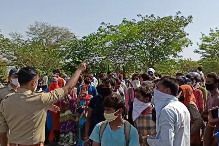 અરવલ્લી : લૉકડાઉનને કારણે ફસાયેલા શ્રમિકો હવે વતન જવા માટે ઉતાવળા બન્યા છે. રાજ્યમાં દરરોજ અનેક શહેરમાંથી પરપ્રાંતીય મજૂરો ધમાચકડી મચાવતા હોવાના સમાચાર સામે આવતા રહે છે. આ દરમિયાન બુધવારે સવારે અરવલ્લી અને સાબરકાંઠાની બોર્ડર પર પગપાળા રાજસ્થાન જતાં 300 જેટલા શ્રમિકોએ હોબાળો મચાવીને અમદાવાદ-ઉદેપુર હાઇવે જામ કરી દીધો હતો. અરવલ્લી : લૉકડાઉનને કારણે ફસાયેલા શ્રમિકો હવે વતન જવા માટે ઉતાવળા બન્યા છે. રાજ્યમાં દરરોજ અનેક શહેરમાંથી પરપ્રાંતીય મજૂરો ધમાચકડી મચાવતા હોવાના સમાચાર સામે આવતા રહે છે. આ દરમિયાન બુધવારે સવારે અરવલ્લી અને સાબરકાંઠાની બોર્ડર પર પગપાળા રાજસ્થાન જતાં 300 જેટલા શ્રમિકોએ હોબાળો મચાવીને અમદાવાદ-ઉદેપુર હાઇવે જામ કરી દીધો હતો.