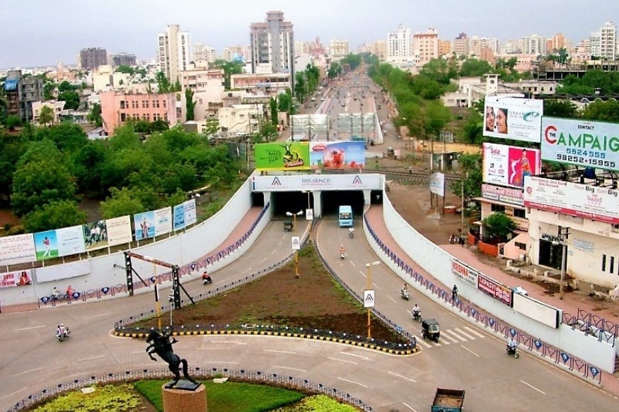 રાજકોટના અલગ-અલગ 11 જેટલા ઔદ્યોગિક એસોસિયેશનના આગેવાનોની બેઠક મળી હતી જેમાં ખાસ કરીને ચેમ્બર ઓફ કોમર્સ, એન્જિનિયરિંગ એસોસિયેશન, શાપર વેરાવળ એસોસિયેશન સહિતના આગેવાનો હાજર રહ્યા હતા અને અલગ-અલગ મુદ્દાઓ પર ચર્ચા કરવામાં આવી હતી રાજકોટના અલગ-અલગ 11 જેટલા ઔદ્યોગિક એસોસિયેશનના આગેવાનોની બેઠક મળી હતી જેમાં ખાસ કરીને ચેમ્બર ઓફ કોમર્સ, એન્જિનિયરિંગ એસોસિયેશન, શાપર વેરાવળ એસોસિયેશન સહિતના આગેવાનો હાજર રહ્યા હતા અને અલગ-અલગ મુદ્દાઓ પર ચર્ચા કરવામાં આવી હતી