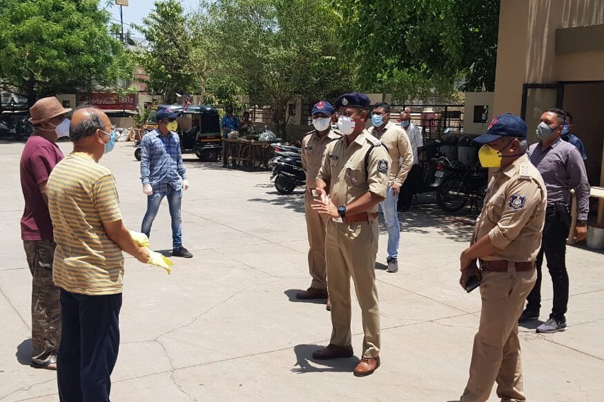જે બાદમાં દરેક ઝોનમાંથી એક એક સોસાયટીને પોતાની ઉત્કૃષ્ટ કામગીરી અને જાગૃતતા બદલ સન્માનિત કરવામાં આવી છે. આગામી દિવસોમાં પણ આ પ્રક્રિયા ચાલુ રહેશે. સોસાયટીઓને સન્માનિત કરવાનો હેતુ માત્ર એટલો જ છે કે લોકોમાં જાગૃતિ આવે. લોકો લૉકડાઉનની પ્રક્રિયાનું ચુસ્તપણે પાલન કરે. આવું કરીને કોરોના વાયરસ સામેના જંગને સૌ સાથે મળી જીતી શકે. જે બાદમાં દરેક ઝોનમાંથી એક એક સોસાયટીને પોતાની ઉત્કૃષ્ટ કામગીરી અને જાગૃતતા બદલ સન્માનિત કરવામાં આવી છે. આગામી દિવસોમાં પણ આ પ્રક્રિયા ચાલુ રહેશે. સોસાયટીઓને સન્માનિત કરવાનો હેતુ માત્ર એટલો જ છે કે લોકોમાં જાગૃતિ આવે. લોકો લૉકડાઉનની પ્રક્રિયાનું ચુસ્તપણે પાલન કરે. આવું કરીને કોરોના વાયરસ સામેના જંગને સૌ સાથે મળી જીતી શકે.
