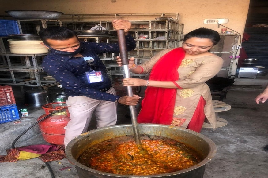 આ કોર્પોરેટર દંપતીએ (Corporator couple) પોતાના જ ઘરમાં રસોડું શરૂ કરી દીધું છે. જેમાં આ દંપતી ઉપરાંત અન્ય લોકો દરરોજ 600થી 700 લોકો માટે જમવાનું બનાવે છે તો સાથેજ આ વિસ્તારની અલગ અલગ સોસાયટી માંથી રામરોટી ઉઘરાવવામાં આવે છે બાદમાં જમવાનું તેમજ રામરોટી જરૂરિયાતમંદ લોકો સુધી પહોંચાડી રહ્યા છે. આ કોર્પોરેટર દંપતીએ (Corporator couple) પોતાના જ ઘરમાં રસોડું શરૂ કરી દીધું છે. જેમાં આ દંપતી ઉપરાંત અન્ય લોકો દરરોજ 600થી 700 લોકો માટે જમવાનું બનાવે છે તો સાથેજ આ વિસ્તારની અલગ અલગ સોસાયટી માંથી રામરોટી ઉઘરાવવામાં આવે છે બાદમાં જમવાનું તેમજ રામરોટી જરૂરિયાતમંદ લોકો સુધી પહોંચાડી રહ્યા છે.