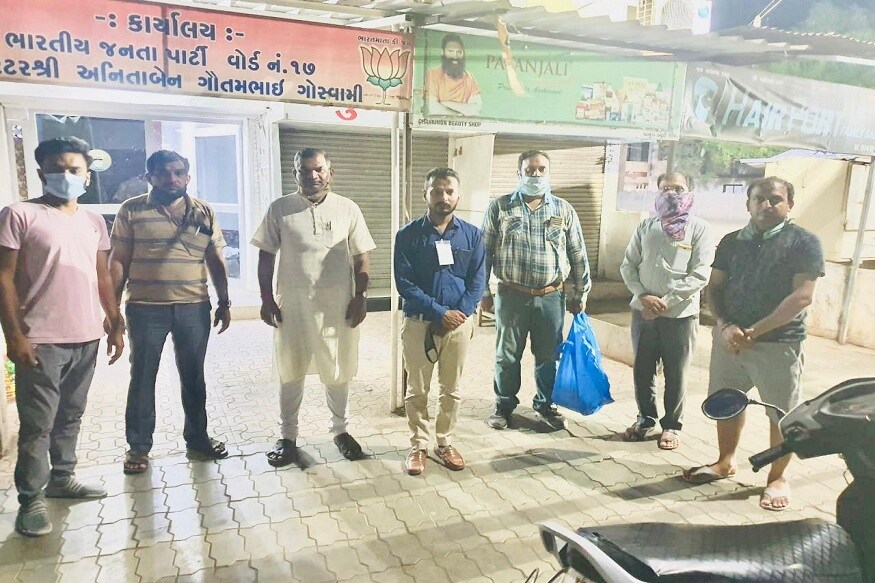 લોકડાઉનના પ્રથમ દિવસથી જ કોર્પોરેટર દંપતી ગરીબ અને જરૂરી લોકો ની સેવામાં લાગી ગયા છે અને દિવસ રાત જોયા વગર સેવાકાર્ય કરી રહ્યા છે. ગોસ્વામી કોર્પોરેટર દંપતી દરરોજ બનતી રસોઈમાં પણ મદદ કરે છે. લોકડાઉનના પ્રથમ દિવસથી જ કોર્પોરેટર દંપતી ગરીબ અને જરૂરી લોકો ની સેવામાં લાગી ગયા છે અને દિવસ રાત જોયા વગર સેવાકાર્ય કરી રહ્યા છે. ગોસ્વામી કોર્પોરેટર દંપતી દરરોજ બનતી રસોઈમાં પણ મદદ કરે છે.