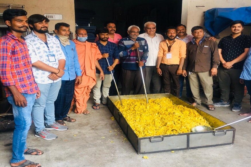 રામરોટી ઉઘરાવવામાં પણ મદદરૂપ બની અલગ અલગ વિસ્તારોમાં જે લોકોને જમવાનું નથી મળ્યું ત્યાં સુધી પહોંચાડી રહ્યા છે. આ દંપતીને ના સેવકાર્યોમાં વિસ્તારના આગેવાનો, સ્થાનિક રહીશો, ઘર ના અન્ય સભ્યો તમામ મદદ કરી રહ્યા છે. રામરોટી ઉઘરાવવામાં પણ મદદરૂપ બની અલગ અલગ વિસ્તારોમાં જે લોકોને જમવાનું નથી મળ્યું ત્યાં સુધી પહોંચાડી રહ્યા છે. આ દંપતીને ના સેવકાર્યોમાં વિસ્તારના આગેવાનો, સ્થાનિક રહીશો, ઘર ના અન્ય સભ્યો તમામ મદદ કરી રહ્યા છે.