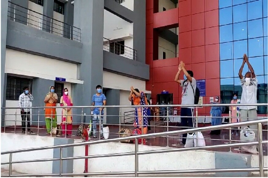 રાજકોટ શહેરમાં હાલ 61 કેસ પોઝિટિવ છે જેમાંથી 1 વ્યક્તિનું મોત નીપજ્યું છે. રાજકોટમાં જે 61 કેસ નોંધાયા છે જેમાંથી મોટાભાગના કેસ જંગલેશ્વર વિસ્તારના છે. જંગલેશ્વર વિસ્તારને ક્લસ્ટર કોર્નટાઇન કરવામાં આવ્યો હતો. રાજકોટ શહેરમાં હાલ 61 કેસ પોઝિટિવ છે જેમાંથી 1 વ્યક્તિનું મોત નીપજ્યું છે. રાજકોટમાં જે 61 કેસ નોંધાયા છે જેમાંથી મોટાભાગના કેસ જંગલેશ્વર વિસ્તારના છે. જંગલેશ્વર વિસ્તારને ક્લસ્ટર કોર્નટાઇન કરવામાં આવ્યો હતો.