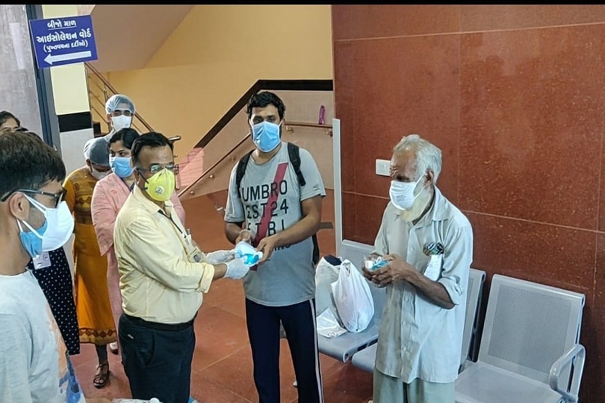 સાથેજ જંગલેશ્વર વિસ્તારની પાછળના ભાગમાં આજી નદીના પટને પણ સિલ કરી દેવામાં આવ્યો હતો. જંગલેશ્વર વિસ્તારમાં જે પણ કેસ પોઝિટિવ આવ્યા તેમના પરિવાર અને પાડોશી સહિત વિસ્તારના લોકોના અલગ અલગ આઇસોલેશન વોર્ડમાં રાખવામાં આવે છે અને સમયાંતરે તેમનું રિપોર્ટ કરવામાં આવતો હોય છે. જે પૈકી આજે જંગલેશ્વર વિસ્તારના જ એક સાથે 8 દર્દીઓ સાજા થઈ ગયા જેથી તેને રજા આપવામાં આવી છે. સાથેજ જંગલેશ્વર વિસ્તારની પાછળના ભાગમાં આજી નદીના પટને પણ સિલ કરી દેવામાં આવ્યો હતો. જંગલેશ્વર વિસ્તારમાં જે પણ કેસ પોઝિટિવ આવ્યા તેમના પરિવાર અને પાડોશી સહિત વિસ્તારના લોકોના અલગ અલગ આઇસોલેશન વોર્ડમાં રાખવામાં આવે છે અને સમયાંતરે તેમનું રિપોર્ટ કરવામાં આવતો હોય છે. જે પૈકી આજે જંગલેશ્વર વિસ્તારના જ એક સાથે 8 દર્દીઓ સાજા થઈ ગયા જેથી તેને રજા આપવામાં આવી છે.