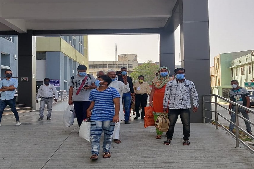 રાજકોટઃ રાજકોટ માટે કોરોના અંગે સારા સમાચાર આવ્યા છે. ગઈકાલે રાજકોટમાં (coronavirus) 3 કેસ પોઝિટિવ આવ્યા હતા. જોકે ગઈકાલ બાદ છેલ્લા 3 દિવસમાં કોઈ પોઝિટિવ કેસ નોંધાયો નથી. આ દરમિયાન આજે કોરોના પોઝિટિવ 8 દર્દીઓને રિકવરી આવી જતા સિવિલ હોસ્પિટલમાંથી (Rajkot civil hospital) રજા આપવામાં આવી છે. (હરિન માત્રાવાડિયા, રાજકોટ) રાજકોટઃ રાજકોટ માટે કોરોના અંગે સારા સમાચાર આવ્યા છે. ગઈકાલે રાજકોટમાં (coronavirus) 3 કેસ પોઝિટિવ આવ્યા હતા. જોકે ગઈકાલ બાદ છેલ્લા 3 દિવસમાં કોઈ પોઝિટિવ કેસ નોંધાયો નથી. આ દરમિયાન આજે કોરોના પોઝિટિવ 8 દર્દીઓને રિકવરી આવી જતા સિવિલ હોસ્પિટલમાંથી (Rajkot civil hospital) રજા આપવામાં આવી છે. (હરિન માત્રાવાડિયા, રાજકોટ)