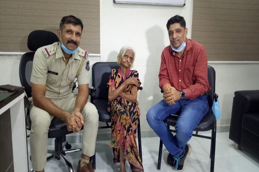રાજકોટના ભક્તિનગર પોલીસ સ્ટેશનના સ્ટાફ અને વૃદ્ધા વિનુબેન અઢીયા વચ્ચે સાડા ત્રણ વર્ષથી માતા-પુત્ર જેવો સબંધ બંધાયો છે. એટલું જ નહીં પોલીસ આ વૃદ્ધ માતાનાં દિકરી અને દિકરાના પુત્ર સાથે વીડિયો કોલથી ખબર અંતર પણ પુછાવે છે. વૃદ્ધા વિનુબેન અઢીયા દરરોજ પોતાના ઘરથી પગપાળા પોલીસ સ્ટેશન પહોંચી જાય છે. બેથી અઢી કલાક સમય પસાર કર્યા બાદ પોલીસની કાર તેમને ઘરે પરત પણ પહોંચાડે છે. રાજકોટના ભક્તિનગર પોલીસ સ્ટેશનના સ્ટાફ અને વૃદ્ધા વિનુબેન અઢીયા વચ્ચે સાડા ત્રણ વર્ષથી માતા-પુત્ર જેવો સબંધ બંધાયો છે. એટલું જ નહીં પોલીસ આ વૃદ્ધ માતાનાં દિકરી અને દિકરાના પુત્ર સાથે વીડિયો કોલથી ખબર અંતર પણ પુછાવે છે. વૃદ્ધા વિનુબેન અઢીયા દરરોજ પોતાના ઘરથી પગપાળા પોલીસ સ્ટેશન પહોંચી જાય છે. બેથી અઢી કલાક સમય પસાર કર્યા બાદ પોલીસની કાર તેમને ઘરે પરત પણ પહોંચાડે છે.