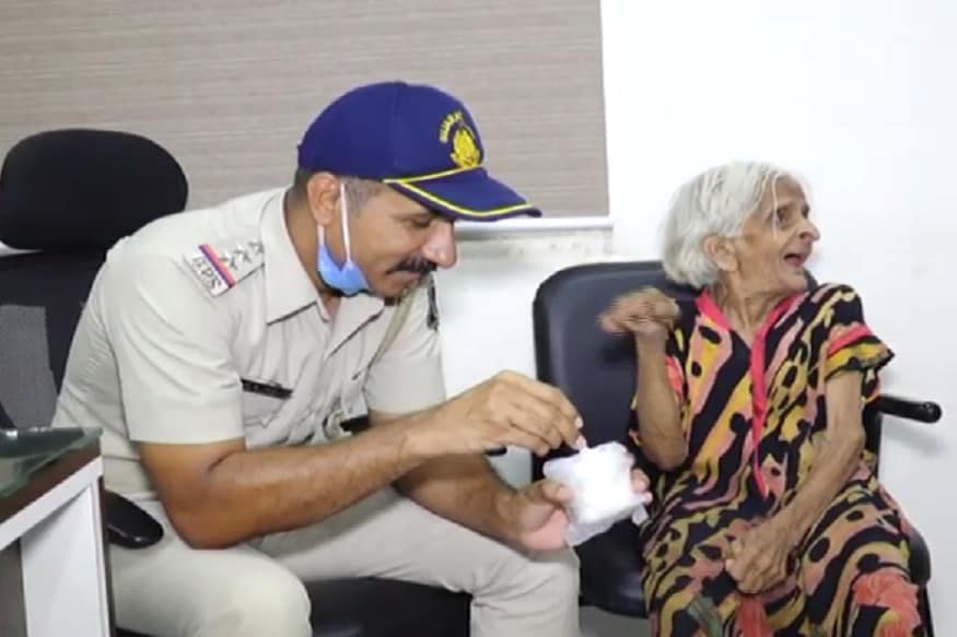 કોલકત્તાના બર્મમાં વિનુબેન અઢીયા શિક્ષક તરીકે ફરજ બજાવી ચુક્યા છે. જો કે છેલ્લા ૭૦ વર્ષથી વિનુબેન અને તેનો પરિવાર રાજકોટમાં સ્થાયી થઇ ગયો છે. વિનુબેનને ત્રણ સંતાન હતા. જેમાંથી એક પુત્રી કચ્છ સાસરે છે. જ્યારે પુત્ર અને પુત્રીનું અવસાન થતા હવે રાજકોટમાં એકલવાયું જીવન જીવી રહ્યા છે. સાડા ત્રણ વર્ષ પહેલા વિનુબેન પોલીસ સ્ટેશનમાં મકાન માલીક મકાન ખાલી કરાવવાની ધમકી આપતા હોવાની અરજી લઇને આવ્યા હતા. કોલકત્તાના બર્મમાં વિનુબેન અઢીયા શિક્ષક તરીકે ફરજ બજાવી ચુક્યા છે. જો કે છેલ્લા ૭૦ વર્ષથી વિનુબેન અને તેનો પરિવાર રાજકોટમાં સ્થાયી થઇ ગયો છે. વિનુબેનને ત્રણ સંતાન હતા. જેમાંથી એક પુત્રી કચ્છ સાસરે છે. જ્યારે પુત્ર અને પુત્રીનું અવસાન થતા હવે રાજકોટમાં એકલવાયું જીવન જીવી રહ્યા છે. સાડા ત્રણ વર્ષ પહેલા વિનુબેન પોલીસ સ્ટેશનમાં મકાન માલીક મકાન ખાલી કરાવવાની ધમકી આપતા હોવાની અરજી લઇને આવ્યા હતા.