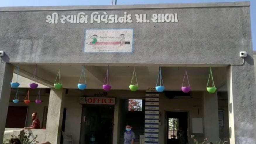 લૉકડાઉનમાં શાળા શરૂ કરીને 100 વિદ્યાર્થીઓને બોલવવા માટે જિલ્લા શિક્ષણ અધિકારી એમ. જે. વ્યાસે તપાસનાં આદેશ આપ્યાં છે. જિલ્લા શિક્ષણ અધિકારીએ આ અંગે કહ્યું કે, અમે શાળા શરૂ કરવાનાં કોઇ આદેશ આપ્યાં નથી. શાળાને નોટિસ મોકલીને ખુલાસો માંગવામાં આવશે. લૉકડાઉનમાં શાળા શરૂ કરીને 100 વિદ્યાર્થીઓને બોલવવા માટે જિલ્લા શિક્ષણ અધિકારી એમ. જે. વ્યાસે તપાસનાં આદેશ આપ્યાં છે. જિલ્લા શિક્ષણ અધિકારીએ આ અંગે કહ્યું કે, અમે શાળા શરૂ કરવાનાં કોઇ આદેશ આપ્યાં નથી. શાળાને નોટિસ મોકલીને ખુલાસો માંગવામાં આવશે.