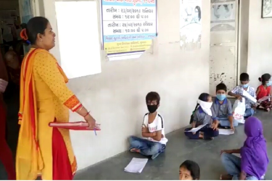 અંકિત પોપટ, રાજકોટ: એક ચોંકાવનારી ઘટના સામે આવી છે. કોરોના વાયરસનો કહેર ન વધે તે માટે લૉકડાઉન લંબાવવામાં આવ્યું છે. ત્યારે રાજ્યમાં જીવન જરૂરિયાતની વસ્તુઓ સિવાયનું બધું જ બંધ રાખવામાં આવ્યું છે. આ સાથે સરકાર વારંવાર અપીલ કરે છે કે, નાના બાળકો, ગર્ભવતી મહિલાઓ અને વૃદ્ધો ઘરની બહાર ન નીકળે. ત્યારે રાજકોટની પારડી ગામમાં આવેલી શ્રી સ્વામિનારાયણ પ્રાથમિક શાળાએ ધોરણ 1થી 8ના 100 જેટલા વિદ્યાર્થીઓને શાળામાં બોલાવવામાં આવ્યાં હતાં. જોકે, આ વાતની જાણ થતા મીડિયા તરત જ ત્યાં પહોંચ્યું તો શાળાએ બાળકોને રજા આપી દીધી હતી. આ અંગે શાળાનાં શિક્ષકો અને આચાર્ય આ અંગે કાંઇપણ કહેવા તૈયાર નથી.મળતી માહિતી પ્રમાણે શાળાએ વિદ્યાર્થીઓને પોતાના પ્રશ્નપત્રો લેવા માટે બોલાવ્યાં હતાં. જેથી તેઓ ઘરે પોતાનું સ્વમૂલ્યાંકન કરી શકે. અંકિત પોપટ, રાજકોટ: એક ચોંકાવનારી ઘટના સામે આવી છે. કોરોના વાયરસનો કહેર ન વધે તે માટે લૉકડાઉન લંબાવવામાં આવ્યું છે. ત્યારે રાજ્યમાં જીવન જરૂરિયાતની વસ્તુઓ સિવાયનું બધું જ બંધ રાખવામાં આવ્યું છે. આ સાથે સરકાર વારંવાર અપીલ કરે છે કે, નાના બાળકો, ગર્ભવતી મહિલાઓ અને વૃદ્ધો ઘરની બહાર ન નીકળે. ત્યારે રાજકોટની પારડી ગામમાં આવેલી શ્રી સ્વામિનારાયણ પ્રાથમિક શાળાએ ધોરણ 1થી 8ના 100 જેટલા વિદ્યાર્થીઓને શાળામાં બોલાવવામાં આવ્યાં હતાં. જોકે, આ વાતની જાણ થતા મીડિયા તરત જ ત્યાં પહોંચ્યું તો શાળાએ બાળકોને રજા આપી દીધી હતી. આ અંગે શાળાનાં શિક્ષકો અને આચાર્ય આ અંગે કાંઇપણ કહેવા તૈયાર નથી.મળતી માહિતી પ્રમાણે શાળાએ વિદ્યાર્થીઓને પોતાના પ્રશ્નપત્રો લેવા માટે બોલાવ્યાં હતાં. જેથી તેઓ ઘરે પોતાનું સ્વમૂલ્યાંકન કરી શકે.