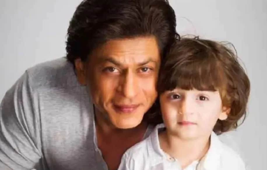 હેપ્પી બર્થ ડે અબરામ. કિંગ ખાન (Shah Rukh khan)નો પુત્ર અબરામ (Abram) તેમના પૂરા પરિવારમાં એક ખાસ જગ્યા ધરાવે છે. શાહરૂખ ખાન અને ગૌરી ખાનના આ સૌથી નાના પુત્ર અબરામનો આજે જન્મદિવસ છે. આજે અબરામ 7 વર્ષનો થયો છે. શાહરૂખ ખાન અને ગૌરી ખાને વર્ષ 2013માં અબરાબના માતા પિતા બન્યા હતા. શાહરૂખ ખાન અને ગૌરી ખાનની પહેલી સંતાન હતા આર્યન ખાન તે પછી સુહાના આવી અને હવે સેરોગસીની મદદ તેનો ત્રીજો સંતાન અબરામ તેમના જીવનમાં આવ્યો. હેપ્પી બર્થ ડે અબરામ. કિંગ ખાન (Shah Rukh khan)નો પુત્ર અબરામ (Abram) તેમના પૂરા પરિવારમાં એક ખાસ જગ્યા ધરાવે છે. શાહરૂખ ખાન અને ગૌરી ખાનના આ સૌથી નાના પુત્ર અબરામનો આજે જન્મદિવસ છે. આજે અબરામ 7 વર્ષનો થયો છે. શાહરૂખ ખાન અને ગૌરી ખાને વર્ષ 2013માં અબરાબના માતા પિતા બન્યા હતા. શાહરૂખ ખાન અને ગૌરી ખાનની પહેલી સંતાન હતા આર્યન ખાન તે પછી સુહાના આવી અને હવે સેરોગસીની મદદ તેનો ત્રીજો સંતાન અબરામ તેમના જીવનમાં આવ્યો.