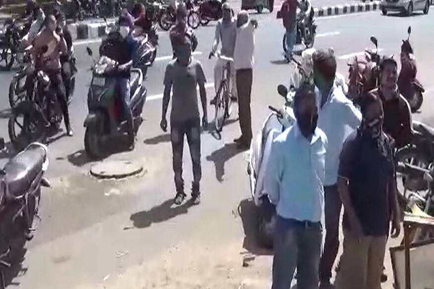 આજે જયેન્દ્ર સિંહ પોતાની ફરજ બજાવી વહેલી સવારે ૬ વાગ્યે ઘરે આવ્યા હતા પત્ની કામ અર્થે બહાર ગયા હતા. અને બન્ને બાળકો અન્ય રૂમમાં હતા. તેવામાં સવારે 9-45 વાગ્યા પહેલા જયેન્દ્રસિંહએ ઘરની બાલ્કનીમાં જઇ દુપટ્ટો રેલીંગ સાથે બાંધી ગળે ફાંસો ખાઇ આપઘાત કરી લીધો હતો. એસ.આર.પી જવાનને ગળે ફાંસો ખાધેલી હાલતમાં લટકતો જોઇ આસપાસ ના સ્થાનિક લોકો ચોંકી ઉઠ્યા હતા ગયા હતા. એસ આર પી જવાને ગળે ફાંસો ખાઈ ક્વાટર્સમાંજ આપઘાત કરી લીધો હોવાની જાણ થતાં જ મકરપુરા પોલીસ અને એસ.આર.પી વિભાગના ઉચ્ચ અધિકારીઓ ઘટના સ્થળે પહોંચી ગયા હતા. આજે જયેન્દ્ર સિંહ પોતાની ફરજ બજાવી વહેલી સવારે ૬ વાગ્યે ઘરે આવ્યા હતા પત્ની કામ અર્થે બહાર ગયા હતા. અને બન્ને બાળકો અન્ય રૂમમાં હતા. તેવામાં સવારે 9-45 વાગ્યા પહેલા જયેન્દ્રસિંહએ ઘરની બાલ્કનીમાં જઇ દુપટ્ટો રેલીંગ સાથે બાંધી ગળે ફાંસો ખાઇ આપઘાત કરી લીધો હતો. એસ.આર.પી જવાનને ગળે ફાંસો ખાધેલી હાલતમાં લટકતો જોઇ આસપાસ ના સ્થાનિક લોકો ચોંકી ઉઠ્યા હતા ગયા હતા. એસ આર પી જવાને ગળે ફાંસો ખાઈ ક્વાટર્સમાંજ આપઘાત કરી લીધો હોવાની જાણ થતાં જ મકરપુરા પોલીસ અને એસ.આર.પી વિભાગના ઉચ્ચ અધિકારીઓ ઘટના સ્થળે પહોંચી ગયા હતા.