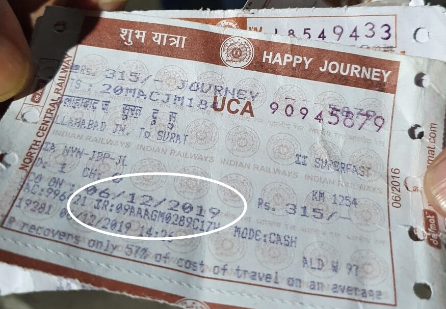 કિર્તેશ પટેલ, સુરત : લૉકડાઉન વચ્ચે શ્રમિકો (Migrant Workers)ને તેમના વતન મોકલવા માટે ટ્રેન (Train)ની વ્યવસ્થા કરવામાં આવી રહી છે. ટ્રેન મારફતો દરરોજ હજારો પરપ્રાંતીયોને મોકલવામાં આવી રહ્યા છે. આ ટ્રેનની ટિકિટ (Train Ticket)ના કાળા બજારના ન્યૂઝ સુરત (Surat)માંથી સામે આવ્યા હતા. હવે સુરતના રેલવે સ્ટેશનના પ્લેટફોર્મ નંબર 1 પરથી બીજું કૌભાંડ બહાર આવ્યું છે. તપાસ દરમિયાન શ્રમિક ટ્રેન (Shramik Trains)માંથી 2019ના વર્ષની ટિકિટ પર વતન જતાં 30 લોકો પકડાયા છે. ટિકિટ ચેકરની સતર્કતાથી આ આખું કૌભાંડ પકડાયું છે. અમુક ટિકિટ 2020ની હતી જેની તારીખ પહેલા કે બીજા મહિનાની હતી. એટલે કે આ તમામ લોકોને કોઈએ જૂની ટિકિટ પકડાવી દીધી હતી. કિર્તેશ પટેલ, સુરત : લૉકડાઉન વચ્ચે શ્રમિકો (Migrant Workers)ને તેમના વતન મોકલવા માટે ટ્રેન (Train)ની વ્યવસ્થા કરવામાં આવી રહી છે. ટ્રેન મારફતો દરરોજ હજારો પરપ્રાંતીયોને મોકલવામાં આવી રહ્યા છે. આ ટ્રેનની ટિકિટ (Train Ticket)ના કાળા બજારના ન્યૂઝ સુરત (Surat)માંથી સામે આવ્યા હતા. હવે સુરતના રેલવે સ્ટેશનના પ્લેટફોર્મ નંબર 1 પરથી બીજું કૌભાંડ બહાર આવ્યું છે. તપાસ દરમિયાન શ્રમિક ટ્રેન (Shramik Trains)માંથી 2019ના વર્ષની ટિકિટ પર વતન જતાં 30 લોકો પકડાયા છે. ટિકિટ ચેકરની સતર્કતાથી આ આખું કૌભાંડ પકડાયું છે. અમુક ટિકિટ 2020ની હતી જેની તારીખ પહેલા કે બીજા મહિનાની હતી. એટલે કે આ તમામ લોકોને કોઈએ જૂની ટિકિટ પકડાવી દીધી હતી.