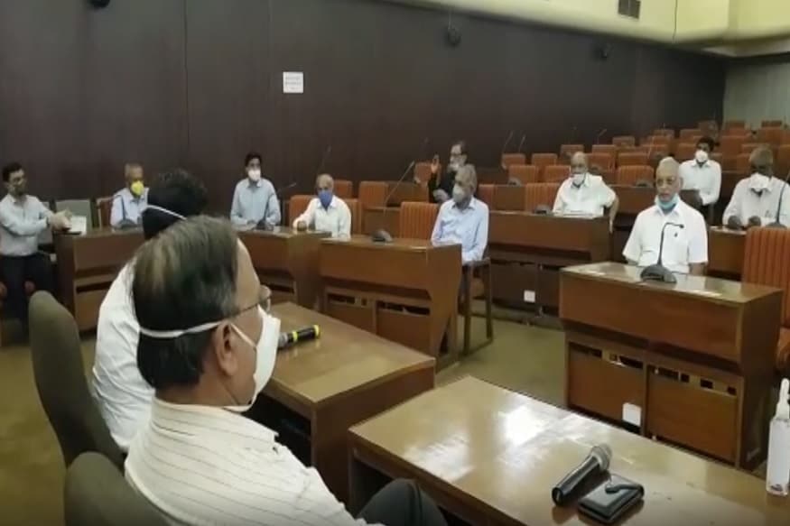 કોરોના વાઇરસને લઈએં લોકડાઉં ચાલી રહ્યુ છે ત્યારે આજથી સુરત ફરી એક વાર ધબકતું થયું છે તંત્ર દ્વારા નોન કન્ટેઈનમેન્ટ ઝોનમાં ઉદ્યોગોને શરૂ કરવામાં પરવાનગી આપવામાં આવી છે. જોકે, ઉદ્યોગોમાં કેવી સાવચેતી અને કેવી રીતે શરૂ કરવા તે અંગે સુરત મહાનગરપાલિકા અને ઉદ્યોગકારો વચ્ચે આજે એક બેઠક યોજાઈ હતી. કોરોના વાઇરસને લઈએં લોકડાઉં ચાલી રહ્યુ છે ત્યારે આજથી સુરત ફરી એક વાર ધબકતું થયું છે તંત્ર દ્વારા નોન કન્ટેઈનમેન્ટ ઝોનમાં ઉદ્યોગોને શરૂ કરવામાં પરવાનગી આપવામાં આવી છે. જોકે, ઉદ્યોગોમાં કેવી સાવચેતી અને કેવી રીતે શરૂ કરવા તે અંગે સુરત મહાનગરપાલિકા અને ઉદ્યોગકારો વચ્ચે આજે એક બેઠક યોજાઈ હતી.