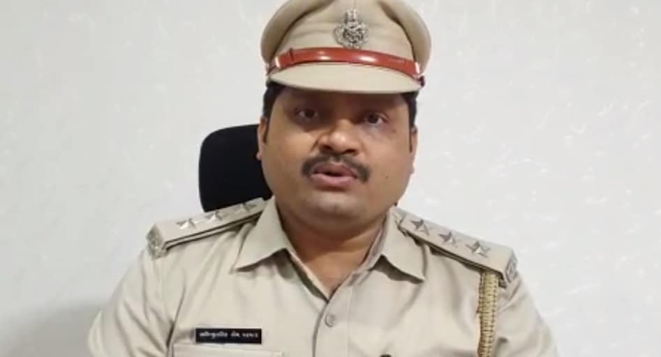 બાદમાં વિશાલ સામાવાળા સાથે ફરવા લાગ્યો હતો. તેથી મોહસીનને એવું લાગતું હતું કે વિશાલે ગદ્દારી કરી છે આને લઈને મોહસીનનો સાઉથ આફ્રિકા વિડીયો કોલ કરી પોતાના ગેંગ ના માણસોને " બાબુ કો ઉડાડો , બાકી સબ મેં દેખ લૂંગા , તુમ સબ કો ખુશ કર દુંગા " એવું કહી મર્ડરની સોપારી આપી હતી બાદમાં વિશાલ સામાવાળા સાથે ફરવા લાગ્યો હતો. તેથી મોહસીનને એવું લાગતું હતું કે વિશાલે ગદ્દારી કરી છે આને લઈને મોહસીનનો સાઉથ આફ્રિકા વિડીયો કોલ કરી પોતાના ગેંગ ના માણસોને " બાબુ કો ઉડાડો , બાકી સબ મેં દેખ લૂંગા , તુમ સબ કો ખુશ કર દુંગા " એવું કહી મર્ડરની સોપારી આપી હતી