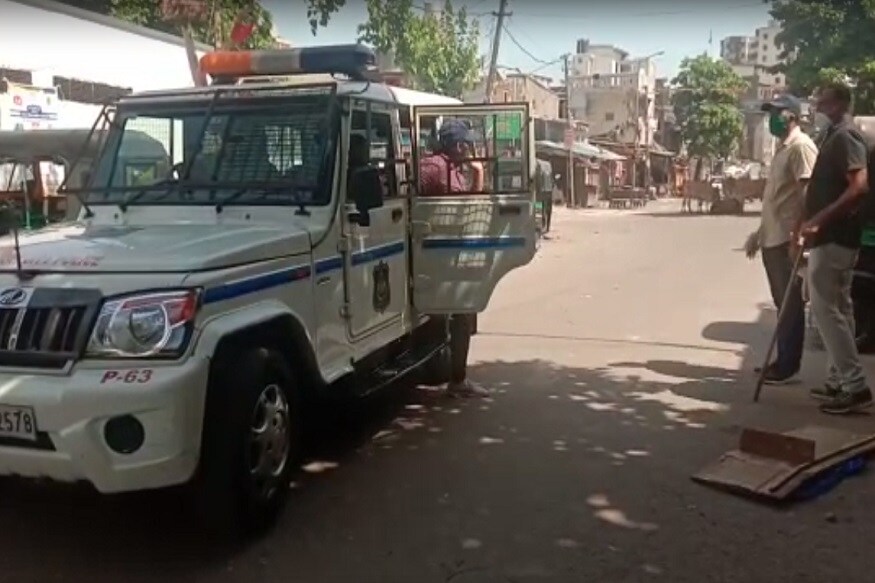ગત રાત્રે બાબુ જ્યારે રિક્ષામાં ઉંઘી રહ્યો હશે ત્યારે તેની , રાત્રી દરમિયાન કોઈકે તેને ચપ્પુના ત્રણ થી ચાર ઘા ઝીંકતા તે તરફડીયા મારતો રીક્ષાની બહાર આવ્યો હતો અને ઇલેક્ટ્રોનીક્સની દુકાનની બહાર તેણે દમ તોડી દીધો હતો. ગત રાત્રે બાબુ જ્યારે રિક્ષામાં ઉંઘી રહ્યો હશે ત્યારે તેની , રાત્રી દરમિયાન કોઈકે તેને ચપ્પુના ત્રણ થી ચાર ઘા ઝીંકતા તે તરફડીયા મારતો રીક્ષાની બહાર આવ્યો હતો અને ઇલેક્ટ્રોનીક્સની દુકાનની બહાર તેણે દમ તોડી દીધો હતો.