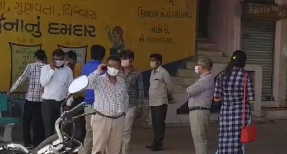 દરમિયાન કેશિયરની તબિયત નાદુરસ્ત જણાતા તેનો કોરોના રિપોર્ટ પોઝિટિવ આવ્યો હતો. આમ Lockdownમાં અપડાઉન કરતા કેશિયલને કોરોના રિપોર્ટ આવતા હાહાકાર મચી ગયો હતો. આ ઘટના બાદ બેંકના કેશિયર સહિત ત્રણ લોકો સામે પોલીસ ફરિયાદ નોંધાઈ છે. દરમિયાન કેશિયરની તબિયત નાદુરસ્ત જણાતા તેનો કોરોના રિપોર્ટ પોઝિટિવ આવ્યો હતો. આમ Lockdownમાં અપડાઉન કરતા કેશિયલને કોરોના રિપોર્ટ આવતા હાહાકાર મચી ગયો હતો. આ ઘટના બાદ બેંકના કેશિયર સહિત ત્રણ લોકો સામે પોલીસ ફરિયાદ નોંધાઈ છે.