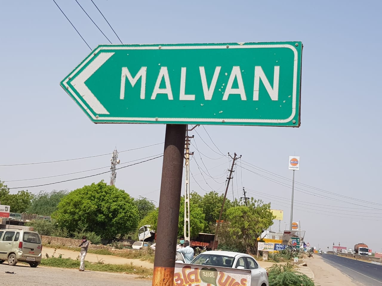કોરોના વાયરસના સંક્રમણને ધ્યાનમાં જોતા કેશિયરના સંપર્કમાં આવેલા લોકોની યાદી તૈયાર કરવામાં આવી છે. બેંક દ્વારા સ્વાસ્થ્ય વિભાગને સોંપવામાં આવેલી યાદી ચારપાનાની છે. આમ અનેક લોકોને સંક્રમણનું જોખમ છે. કોરોના વાયરસના સંક્રમણને ધ્યાનમાં જોતા કેશિયરના સંપર્કમાં આવેલા લોકોની યાદી તૈયાર કરવામાં આવી છે. બેંક દ્વારા સ્વાસ્થ્ય વિભાગને સોંપવામાં આવેલી યાદી ચારપાનાની છે. આમ અનેક લોકોને સંક્રમણનું જોખમ છે.