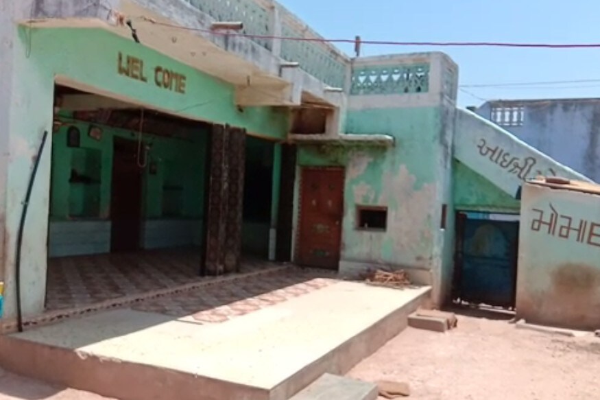 ગામના લોકોએ ટીમ બનાવી : ફક્ત આસુન્દ્રાળી ગામ જ નહીં પરંતુ તેની બાજુમાં આવેલા ભવાનીગઢ ગામમાં પણ આવી જ હાલત છે. બંને ગામના લોકો આઠથી દસ દિવસ સુધી ચાલે એટલું અનાજ લઈને ખેતર ચાલ્યા ગયા છે. આ ઉપરાંત ગામના લોકોને કોઈ વસ્તુની જરૂરિયાત પડે તો તેને લાવવા માટે 20 યુવકોની એક ટીમ બનાવવામાં આવી છે. આ લોકો ગામના લોકોની મદદ કરશે. ગામના લોકોએ ટીમ બનાવી : ફક્ત આસુન્દ્રાળી ગામ જ નહીં પરંતુ તેની બાજુમાં આવેલા ભવાનીગઢ ગામમાં પણ આવી જ હાલત છે. બંને ગામના લોકો આઠથી દસ દિવસ સુધી ચાલે એટલું અનાજ લઈને ખેતર ચાલ્યા ગયા છે. આ ઉપરાંત ગામના લોકોને કોઈ વસ્તુની જરૂરિયાત પડે તો તેને લાવવા માટે 20 યુવકોની એક ટીમ બનાવવામાં આવી છે. આ લોકો ગામના લોકોની મદદ કરશે.