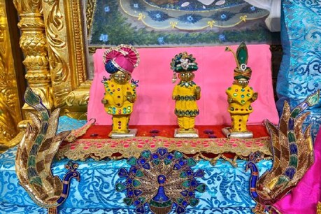 મણીનગર ગાદી સંસ્થાન: ભગવાન સ્વામિનારાયણને કરાયો ચંદનનો કલાત્મક શણગાર મણીનગર ગાદી સંસ્થાન: ભગવાન સ્વામિનારાયણને કરાયો ચંદનનો કલાત્મક શણગાર