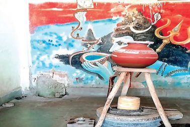 તમે અનેક વર સાંભળ્યું હશે જેના લગ્ન ના થતા હોય તે લોકો દેવી દેવતાના મંદિરમાં માનતા માંગે છે. પણ રાજસ્થાનમાં આ નિયમ થોડો ઊંધો છે. અહીં લોકોના લગ્ન ન થતા લોકો પાર્વતીજીની મૂર્તિ ચોરવાનું કામ કરે છે. જાણીને નવાઇ લગાઇ પણ મજાની વાત તો એ છે કે પોતાની પત્નીને ચોરનાર આ કુંવારા યુવકોને શંકરજી લગ્ન કરાવીને ફળ આપે છે. માન્યતા છે કે આ મંદિરથી મૂર્તિ ચોરાઇ જવાથી યુવકના લગ્ન જલ્દી થાય છે. હાવમાં જ શ્રાવણ આવે તે પહેલા જ આ મંદિરથી એક મૂર્તિ ગાયબ થઇ ગઇ છે. સ્થાનિક લોકોનું કહેવું છે કે આ કોઇ કુંવારા યુવકની જ માસ્ટરી છે. તમે અનેક વર સાંભળ્યું હશે જેના લગ્ન ના થતા હોય તે લોકો દેવી દેવતાના મંદિરમાં માનતા માંગે છે. પણ રાજસ્થાનમાં આ નિયમ થોડો ઊંધો છે. અહીં લોકોના લગ્ન ન થતા લોકો પાર્વતીજીની મૂર્તિ ચોરવાનું કામ કરે છે. જાણીને નવાઇ લગાઇ પણ મજાની વાત તો એ છે કે પોતાની પત્નીને ચોરનાર આ કુંવારા યુવકોને શંકરજી લગ્ન કરાવીને ફળ આપે છે. માન્યતા છે કે આ મંદિરથી મૂર્તિ ચોરાઇ જવાથી યુવકના લગ્ન જલ્દી થાય છે. હાવમાં જ શ્રાવણ આવે તે પહેલા જ આ મંદિરથી એક મૂર્તિ ગાયબ થઇ ગઇ છે. સ્થાનિક લોકોનું કહેવું છે કે આ કોઇ કુંવારા યુવકની જ માસ્ટરી છે.