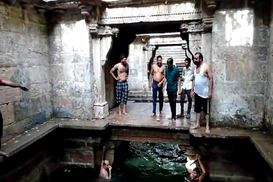 અહીં યોગી યુવક આશિષ સાથે ગામના યુવકો ઊંડા પાણીની સપાટી પર પ્રાણાયામ, પદ્માસન જેવા યોગ પાણીમાં ડુબ્યા વગર કરે છે. ઊંડી વાવના પાણીની સપાટી પર લાકડાની જેમ કલાકો સુધી પડ્યા રહે છે. અહીં યોગી યુવક આશિષ સાથે ગામના યુવકો ઊંડા પાણીની સપાટી પર પ્રાણાયામ, પદ્માસન જેવા યોગ પાણીમાં ડુબ્યા વગર કરે છે. ઊંડી વાવના પાણીની સપાટી પર લાકડાની જેમ કલાકો સુધી પડ્યા રહે છે.