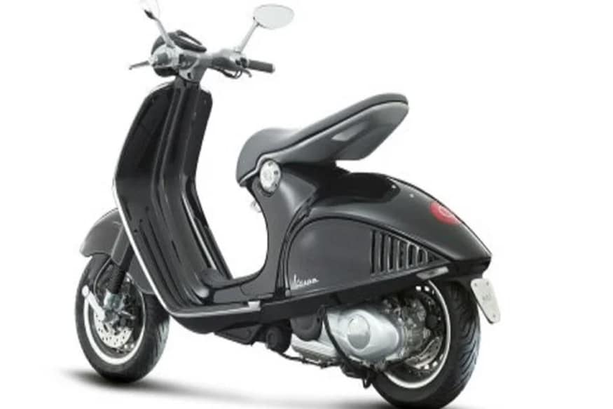 આ સ્કૂટરને Giorgio Armaniની 40મી વર્ષગાંઠ અને Piaggio ગ્રુપની 130મી વર્ષગાંઠની ઉજવણી માટે લૉન્ચ કરવામાં આવ્યું હતું. કંપનીએ તેમાં Armaniની સિગ્નેચર કલર પેલટ આપી છે. (Image Courtesy: Vespa) આ સ્કૂટરને Giorgio Armaniની 40મી વર્ષગાંઠ અને Piaggio ગ્રુપની 130મી વર્ષગાંઠની ઉજવણી માટે લૉન્ચ કરવામાં આવ્યું હતું. કંપનીએ તેમાં Armaniની સિગ્નેચર કલર પેલટ આપી છે. (Image Courtesy: Vespa)
