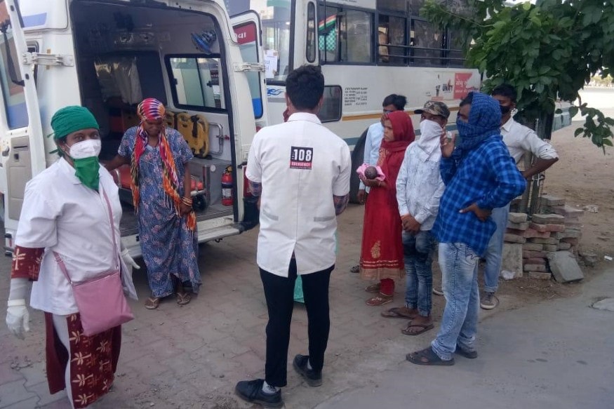 અહીંથી છત્તીસગઢના લોકોને રેલવે સ્ટેશન લઈ જવાના હતા. વસ્ત્રાલ મહેસૂલ ભવનથી બસ ઉપડે તે પહેલા અંજનાને પ્રસવ પીડા ઉપડી હતી. જે બાદમાં તંત્ર દ્વારા ફોન કરીને 108 એમ્બ્યુલન્સને બોલાવવામાં આવી હતી. જોકે, 108 એમ્બ્યુલન્સ પહોંચે તે પહેલાં જ અંજનાબેને બસમાં જ બાળકને જન્મ આપી દીધો હતો. અહીંથી છત્તીસગઢના લોકોને રેલવે સ્ટેશન લઈ જવાના હતા. વસ્ત્રાલ મહેસૂલ ભવનથી બસ ઉપડે તે પહેલા અંજનાને પ્રસવ પીડા ઉપડી હતી. જે બાદમાં તંત્ર દ્વારા ફોન કરીને 108 એમ્બ્યુલન્સને બોલાવવામાં આવી હતી. જોકે, 108 એમ્બ્યુલન્સ પહોંચે તે પહેલાં જ અંજનાબેને બસમાં જ બાળકને જન્મ આપી દીધો હતો.