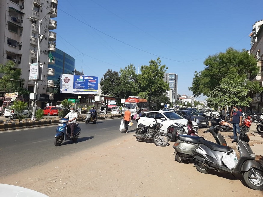 અમદાવાદ શહેરનાં રસ્તા પર લૉકડાઉનમાં મળેલી છૂટછાટને કારણે લોકો મોટી સંખ્યામાં દેખાઇ રહ્યાં છે. જે રસ્તા 55 દિવસથી સૂમસામ હતા આજે ફરીથી ધમધમતા દેખાઇ રહ્યાં છે. અમદાવાદ શહેરનાં રસ્તા પર લૉકડાઉનમાં મળેલી છૂટછાટને કારણે લોકો મોટી સંખ્યામાં દેખાઇ રહ્યાં છે. જે રસ્તા 55 દિવસથી સૂમસામ હતા આજે ફરીથી ધમધમતા દેખાઇ રહ્યાં છે.
