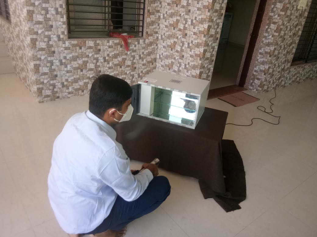 મહત્વનું છે કે કોરોના ની કોઈ વેકશીન કે દવા માર્કેટમાં આવી નથી ત્યારે હવે લોકોએ કોરોના વાયરસ સાથે જીવતા શીખવું પડશે. ત્યારે આકાશ ભાઈ એ મેક ઇન્ડિયા ના પ્રોજેકટ હેઠળ આ મશીન તૌયર કર્યું છે. અને આ મામલે સરકાર સાથે અને લોકલ અધિકારી ઓ સાથે વાતચીત કરી છે. અને આગામી દિવસોમાં આવા મશીન લોકોના ઘરમાં જ નહીં કોર્પોરેટ ઓફિસ કે બેંકો માં જોવા મળે તો નવાઈ નહિ. મહત્વનું છે કે કોરોના ની કોઈ વેકશીન કે દવા માર્કેટમાં આવી નથી ત્યારે હવે લોકોએ કોરોના વાયરસ સાથે જીવતા શીખવું પડશે. ત્યારે આકાશ ભાઈ એ મેક ઇન્ડિયા ના પ્રોજેકટ હેઠળ આ મશીન તૌયર કર્યું છે. અને આ મામલે સરકાર સાથે અને લોકલ અધિકારી ઓ સાથે વાતચીત કરી છે. અને આગામી દિવસોમાં આવા મશીન લોકોના ઘરમાં જ નહીં કોર્પોરેટ ઓફિસ કે બેંકો માં જોવા મળે તો નવાઈ નહિ.