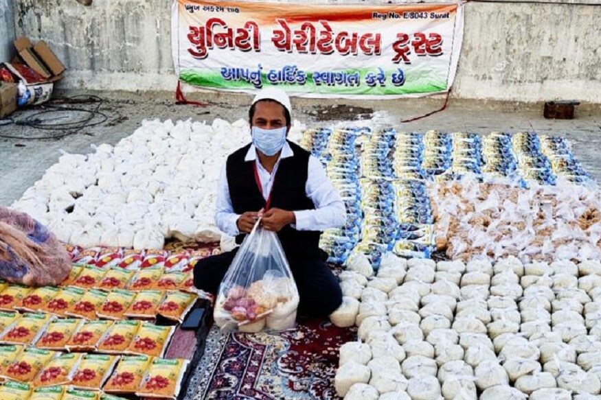 વિચાર કેવી રીતે આવ્યો? - લોકડાઉન દરમિયાન અક્રમ માતા-પિતા સાથે ઘરમાં હતો ત્યારે હજ યાત્રા રદ થવાની વાત માલૂમ પડી. લોકડાઉનના બે દિવસ પહેલા તેઓએ હજ યાત્રા માટે ભરવા માટેની પહેલા હપ્તાની રકમ 2.43 લાખ રુપિયા તૈયાર કરી રાખી હતી. હજ માટે કુલ 7.23 લાખ રૂપિયા ભરવાના હતા. માતા-પિતાએ પળભરનો વિચાર કર્યા વિના પુત્ર અક્રમને પોતાના યુનિટિ ચેરિટેબલ ટ્રસ્ટમાં આ રકમ લઈને તેને જરૂરિયાતમંદને ભોજન અને અનાજની કિટ સહિતની વસ્તુઓ પહોંચાડવા માટે વાપરી નાંખવા સૂચન કર્યું. વિચાર કેવી રીતે આવ્યો? - લોકડાઉન દરમિયાન અક્રમ માતા-પિતા સાથે ઘરમાં હતો ત્યારે હજ યાત્રા રદ થવાની વાત માલૂમ પડી. લોકડાઉનના બે દિવસ પહેલા તેઓએ હજ યાત્રા માટે ભરવા માટેની પહેલા હપ્તાની રકમ 2.43 લાખ રુપિયા તૈયાર કરી રાખી હતી. હજ માટે કુલ 7.23 લાખ રૂપિયા ભરવાના હતા. માતા-પિતાએ પળભરનો વિચાર કર્યા વિના પુત્ર અક્રમને પોતાના યુનિટિ ચેરિટેબલ ટ્રસ્ટમાં આ રકમ લઈને તેને જરૂરિયાતમંદને ભોજન અને અનાજની કિટ સહિતની વસ્તુઓ પહોંચાડવા માટે વાપરી નાંખવા સૂચન કર્યું.