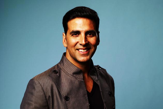 અક્ષય કુમારે (Akshay Kumar) પોતાની ફેમીલી લાઇફનું ઉદાહરણ આપતા કહ્યું કે મારો પુત્ર પહેલા ઇકોનોમી ક્લાસમાં ટ્રાવેલ કરે છે. પણ જ્યારે તેને તાઇક્વાંડોમાં બ્લેક બેલ્ટ મળી તો તે બિઝનેસ ક્લાસમાં ટ્રાવેલ કરવા લાગ્યું. હું માનું છું કે મારા બાળકો પોતાના સપના પૂરા કરવા માટે મહેનત કરે. મેં મારા બંને બાળકોમાંથી કોઇને તે અહેસાસ નથી કરાવ્યો કે તે મારા બાળકો છે. એટલે તેમને વસ્તુઓ સરળતાથી મળી જશે. મેં પણ ખૂબ મહેનત કરી છે. અને આ ઇન્ડસ્ટ્રીમાં પોતાના બળે ઓળખ બનાવી છે. અક્ષય કુમારે (Akshay Kumar) પોતાની ફેમીલી લાઇફનું ઉદાહરણ આપતા કહ્યું કે મારો પુત્ર પહેલા ઇકોનોમી ક્લાસમાં ટ્રાવેલ કરે છે. પણ જ્યારે તેને તાઇક્વાંડોમાં બ્લેક બેલ્ટ મળી તો તે બિઝનેસ ક્લાસમાં ટ્રાવેલ કરવા લાગ્યું. હું માનું છું કે મારા બાળકો પોતાના સપના પૂરા કરવા માટે મહેનત કરે. મેં મારા બંને બાળકોમાંથી કોઇને તે અહેસાસ નથી કરાવ્યો કે તે મારા બાળકો છે. એટલે તેમને વસ્તુઓ સરળતાથી મળી જશે. મેં પણ ખૂબ મહેનત કરી છે. અને આ ઇન્ડસ્ટ્રીમાં પોતાના બળે ઓળખ બનાવી છે.