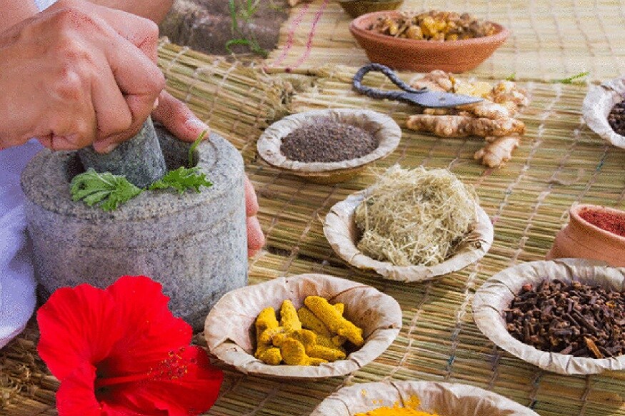 આયુષ મંત્રાલયે આ સિવાય અમુક કેસમાં આયુષ આધારિત રોગીને કેવા પ્રભાવા રહ્યા તેનું પણ અધ્યયન કરી રહ્યો છે. પહેલા ચરણમાં તે રોગીઓને અશ્વગંધા અને તે પછી અન્ય દવાઓ આપશે. જો કે આ તે વાત પર પણ નિર્ભર કરે છે કે તેમના લક્ષણોની પ્રતિક્રિયા કેવી છે અને સંક્રમણની ગંભીરતા કેવી છે. મંત્રાલયનો આ નિર્ણય તેવા સમયે આવ્યો છે જ્યારે વડાપ્રધાન નરેન્દ્ર મોદીએ લોકલ-વોકલ મંત્ર આપ્યો છે. મંગળવારે જ પીએમ મોદીએ ભારતના લોકોને આત્મનિર્ભર બનવાની વાત પર જોર આપ્યું હતું. પીએમ મોદીએ આ દરમિયાન લોકલ ઉત્પાદનોને પ્રોત્સાહિત કરતા કહ્યું હતું કે બીજા દેશો પર ભારતની નિર્ભરતા ઓછી કરવાની હાલ તાતી જરૂર છે. આયુષ મંત્રાલયે આ સિવાય અમુક કેસમાં આયુષ આધારિત રોગીને કેવા પ્રભાવા રહ્યા તેનું પણ અધ્યયન કરી રહ્યો છે. પહેલા ચરણમાં તે રોગીઓને અશ્વગંધા અને તે પછી અન્ય દવાઓ આપશે. જો કે આ તે વાત પર પણ નિર્ભર કરે છે કે તેમના લક્ષણોની પ્રતિક્રિયા કેવી છે અને સંક્રમણની ગંભીરતા કેવી છે. મંત્રાલયનો આ નિર્ણય તેવા સમયે આવ્યો છે જ્યારે વડાપ્રધાન નરેન્દ્ર મોદીએ લોકલ-વોકલ મંત્ર આપ્યો છે. મંગળવારે જ પીએમ મોદીએ ભારતના લોકોને આત્મનિર્ભર બનવાની વાત પર જોર આપ્યું હતું. પીએમ મોદીએ આ દરમિયાન લોકલ ઉત્પાદનોને પ્રોત્સાહિત કરતા કહ્યું હતું કે બીજા દેશો પર ભારતની નિર્ભરતા ઓછી કરવાની હાલ તાતી જરૂર છે.
