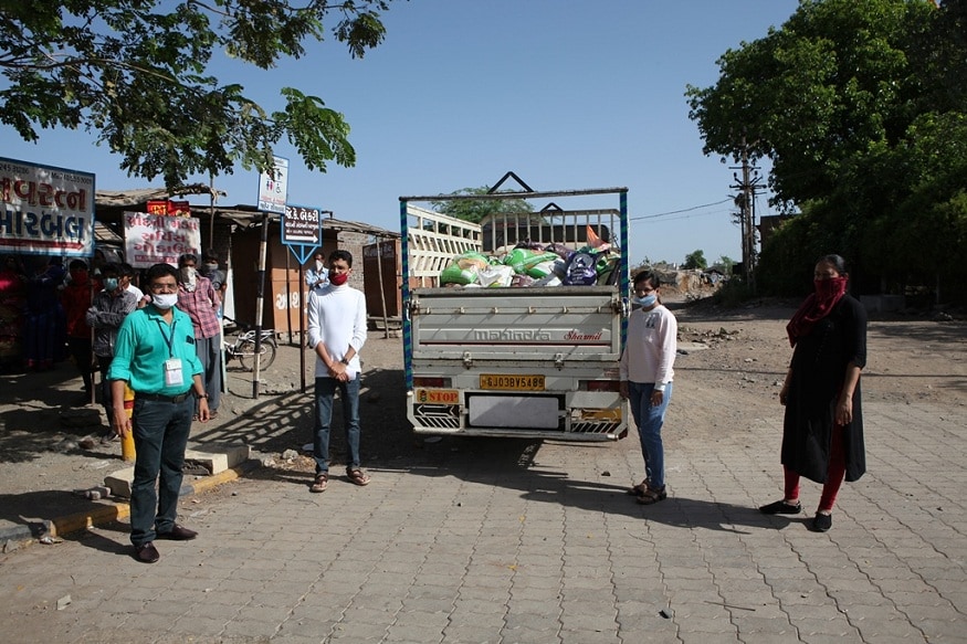 રાશનનો આ જથ્થો મેળવતા લક્ષ્મણભાઈ બડાણા જણાવે છે કે," હાલ લોકડાઉન ચાલે છે તો અમે કોઈ જગ્યાએ કામ કરવા જઈ શકતા નથી. નાણાના અભાવે ઘરમાં રાશનની ખુબ જ જરૂર હતી. ત્યારે આ લોકોએ જન્મદિવસની ઉજવણીના ભાગરૂપે અમને એક મહિનો ચાલે તેટલો રાશનનો જથ્થો આપ્યો છે. તેથી અમારી ભોજનની સમસ્યાનું નિવારણ આવ્યું છે. અન્યને મદદરૂપ થઇ બધા જો આમ જ જન્મદિવસની ઉજવણી કરે તો બીજાનું પણ ભલું થાય." તેમની વાતમાં સુર પુરાવતા અન્ય લાભાર્થી હીરીબેન જીતિયા કહે છે કે,"જન્મદિવસની આવી ઉજવણી તો જીવન માં પહેલીવાર જોઈ. અત્યાર સુધી અમારા ઘરમાં અનાજનો અભાવ હતો. રાશનનો આ જથ્થો મેળવતા લક્ષ્મણભાઈ બડાણા જણાવે છે કે," હાલ લોકડાઉન ચાલે છે તો અમે કોઈ જગ્યાએ કામ કરવા જઈ શકતા નથી. નાણાના અભાવે ઘરમાં રાશનની ખુબ જ જરૂર હતી. ત્યારે આ લોકોએ જન્મદિવસની ઉજવણીના ભાગરૂપે અમને એક મહિનો ચાલે તેટલો રાશનનો જથ્થો આપ્યો છે. તેથી અમારી ભોજનની સમસ્યાનું નિવારણ આવ્યું છે. અન્યને મદદરૂપ થઇ બધા જો આમ જ જન્મદિવસની ઉજવણી કરે તો બીજાનું પણ ભલું થાય." તેમની વાતમાં સુર પુરાવતા અન્ય લાભાર્થી હીરીબેન જીતિયા કહે છે કે,"જન્મદિવસની આવી ઉજવણી તો જીવન માં પહેલીવાર જોઈ. અત્યાર સુધી અમારા ઘરમાં અનાજનો અભાવ હતો.